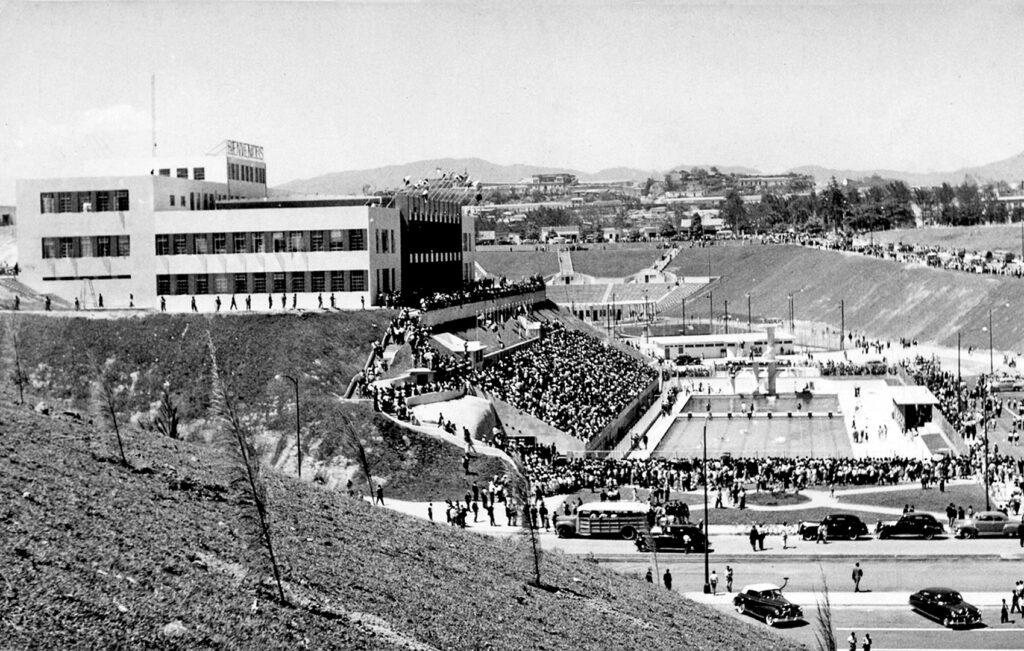 Vista panorámica del Palacio de los deportes y piscina olímpica en la Ciudad de los Deportes de Guatemala