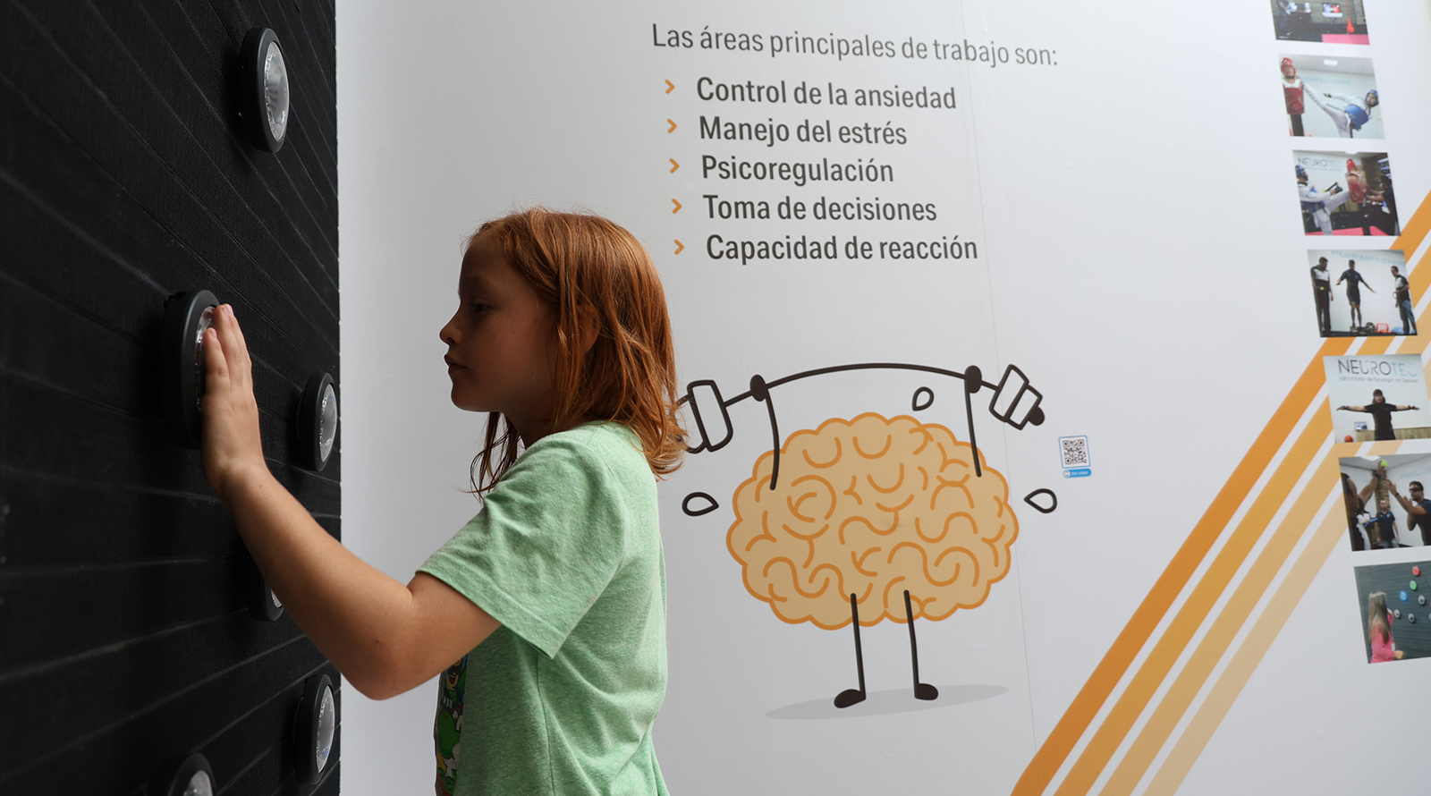 Niño interactuando en la Sala de Preparación Mental en instalaciones del Museo del Deporte de Guatemala