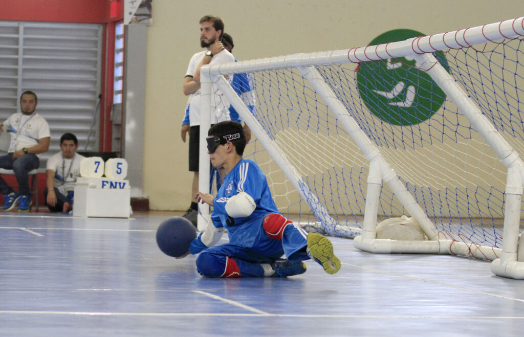  Para atleta en competencia de Golbol.