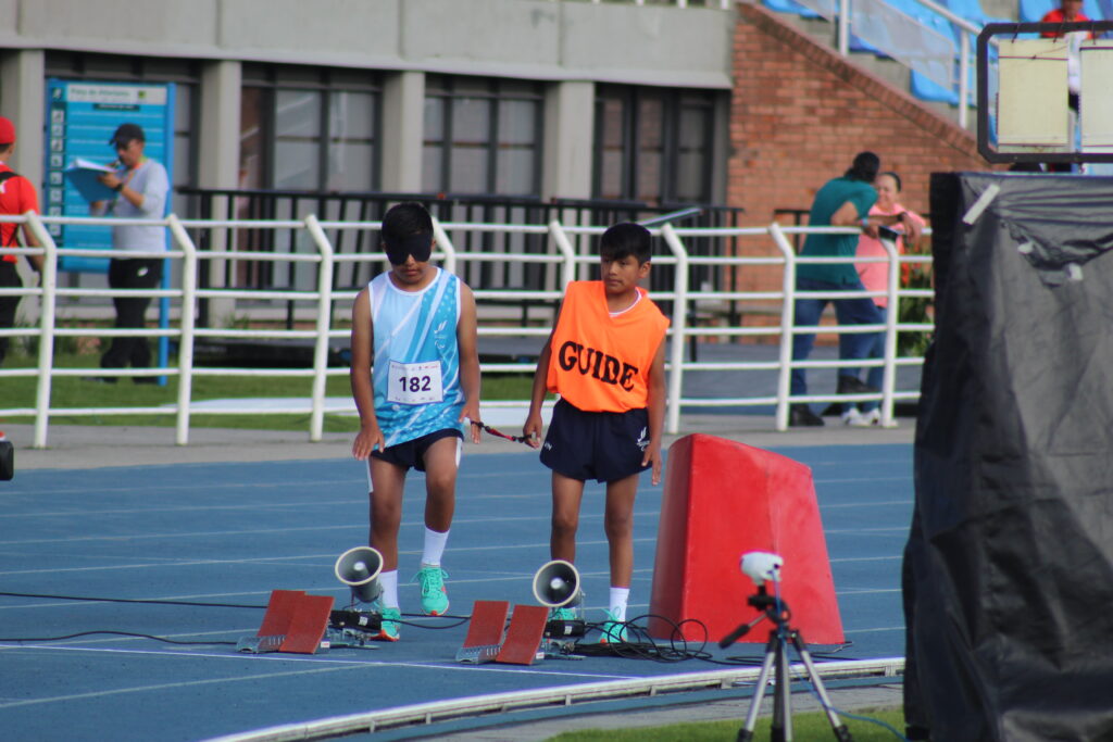 Competencia de Para atletismo de personas con discapacidad visual. Para atleta acompañado de su guía.