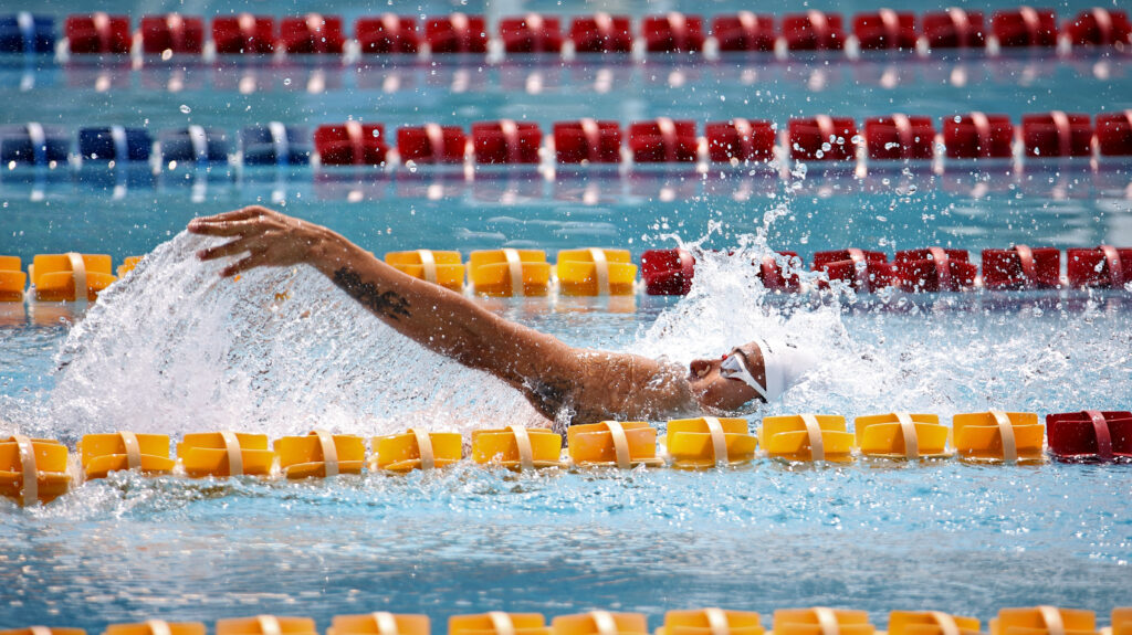 Erick Gordillo, atleta de natación nadando estilo dorso.