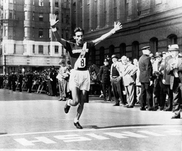 Momento en que Mateo Flores ganó la Maratón de Boston, el deportista cruza la línea con los brazos alzados.