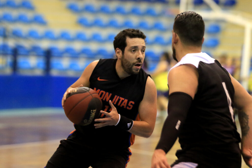 Jugador de baloncesto con pelota en mano durante la  Liga Metropolitana Baloncesto.