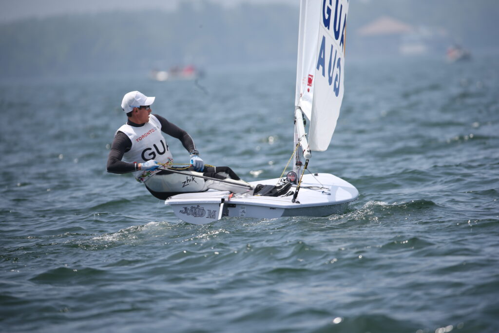 Juan Ignacio Maegli en competencia de vela.