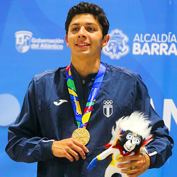 Luis Martínez se inició en la natación cuando tenía 3 años de edad.