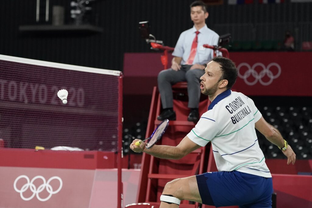 Kevin Cordón en competencia de bádminton en Tokio 2020