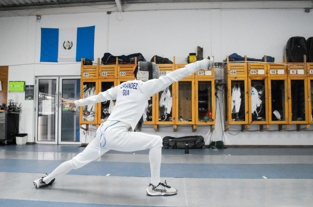 Andrés Fernández, pentatleta clasificado a París 2024. Entrenando la disciplina de esgrima.