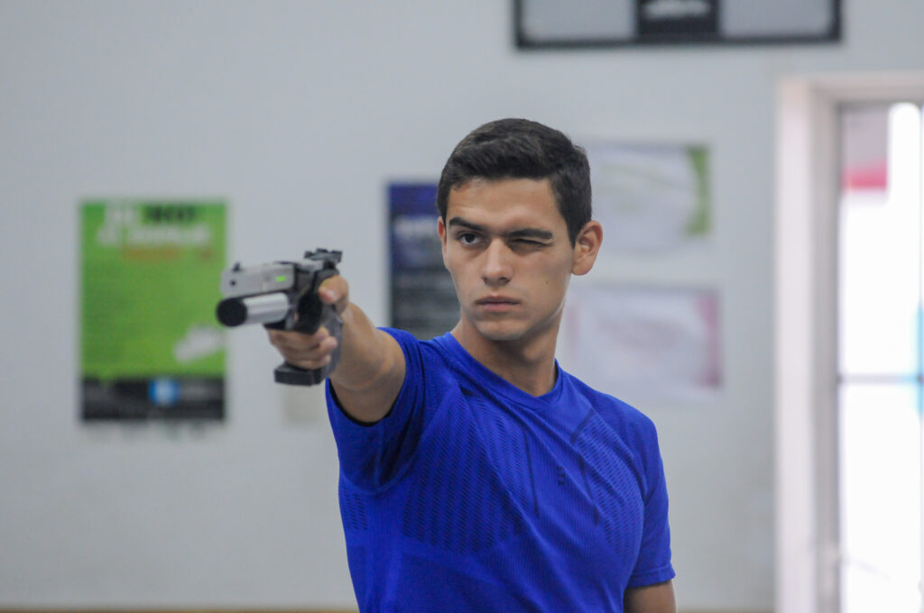 Andrés Fernández, pentatleta clasificado a París 2024. Entrenando la disciplina de tiro.