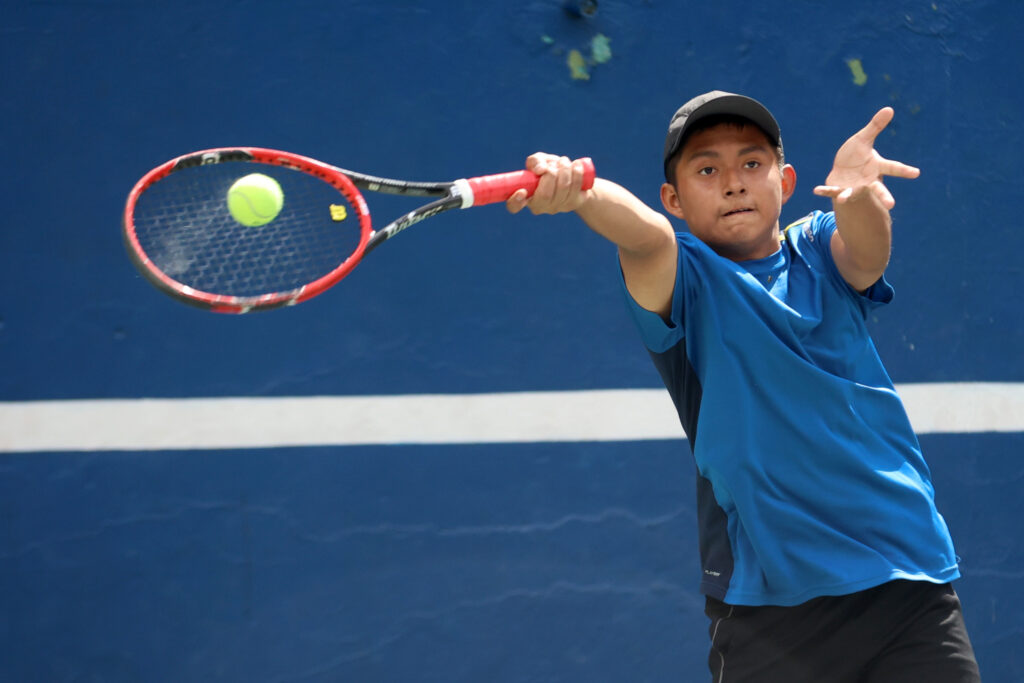 Atletas de tenis de campo participando en la pre clasificatorio a la Billie Jean King Cup Jr.