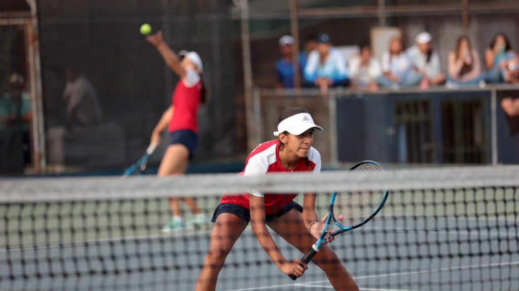 Atletas de tenis de campo participando en la pre clasificatorio a la Billie Jean King Cup Jr.