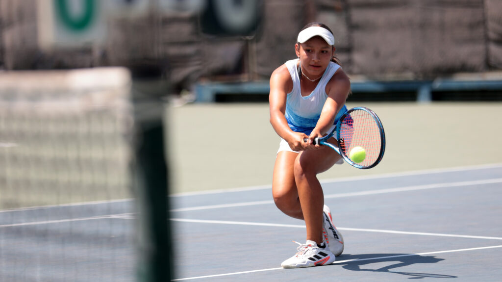 Atletas de tenis de campo participando en la pre clasificatorio a la Billie Jean King Cup Jr.