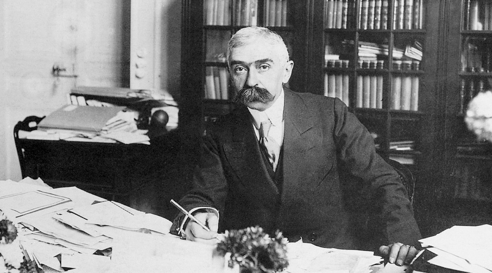 Pierre de Coubertin a los 40 años Sentado detrás de sus escritorios con papeles manuscritos frente a él. Dejó más de 15,000 páginas impresas