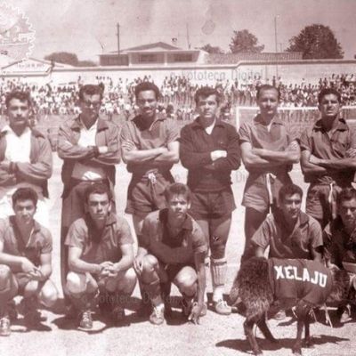  Jugadores del Xelajú MC posan para la foto de equipo previo a un juego en el estadio. 