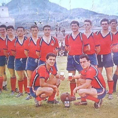 Jugadores de Xelaú forman un triangulo en la cancha del estadio.