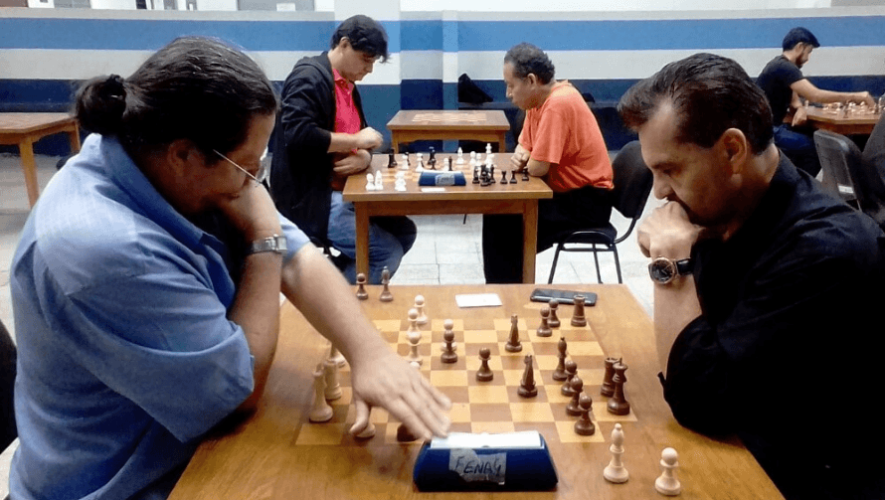 El múltiple campeón nacional, Carlos Juárez, ofrece clases virtuales de ajedrez en línea para niños y adultos interesados en aprender este deporte.