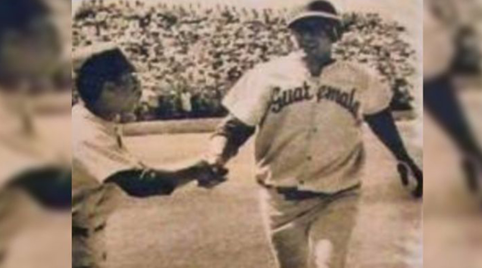 Imagen antigua de Enrique Torrebiarte mientras jugaba beisbol. (Créditos:Guatemala.com)