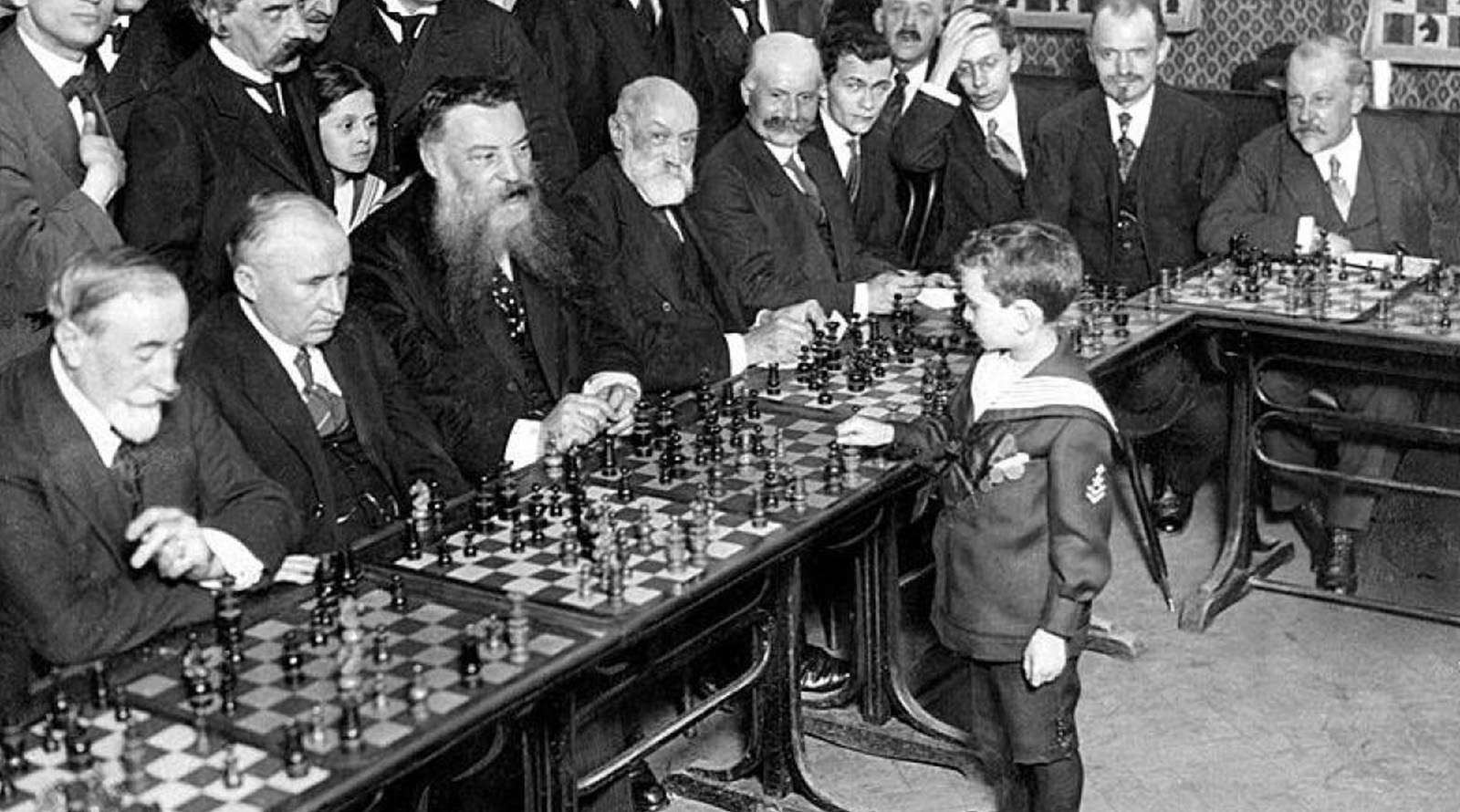 El polaco Samuel Reshevsky, de ocho años, futuro rival de Bobby Fischer, se enfrenta a varios maestros en Francia en 1920