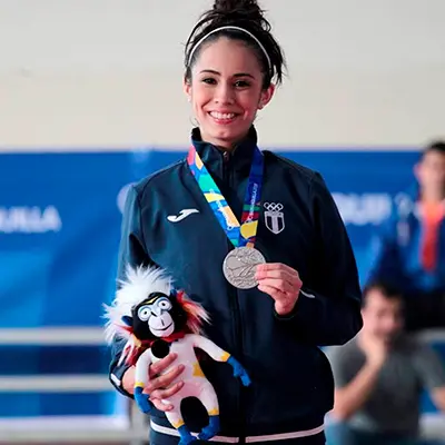 Elizabeth Zamora sosteniendo una medalla de plata.