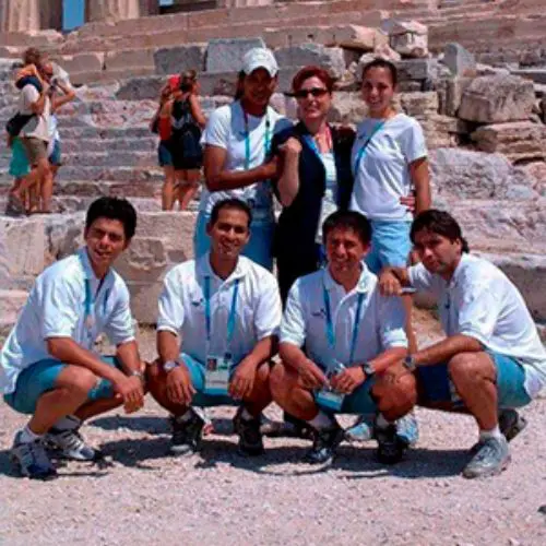 Gabriel Sagastume junto con el equipo nacional en Atenas. 