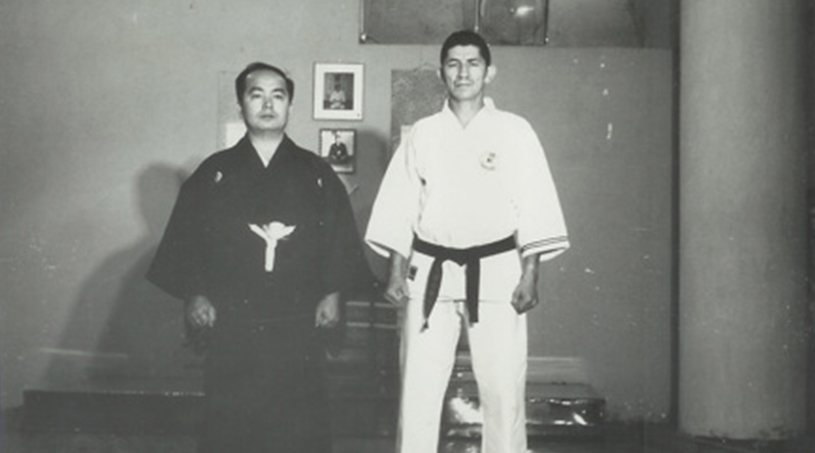 Jorge Sosa y el Maestro Mabuni Kenei en el Dojo de la zona 4, Guatemala en 1964.