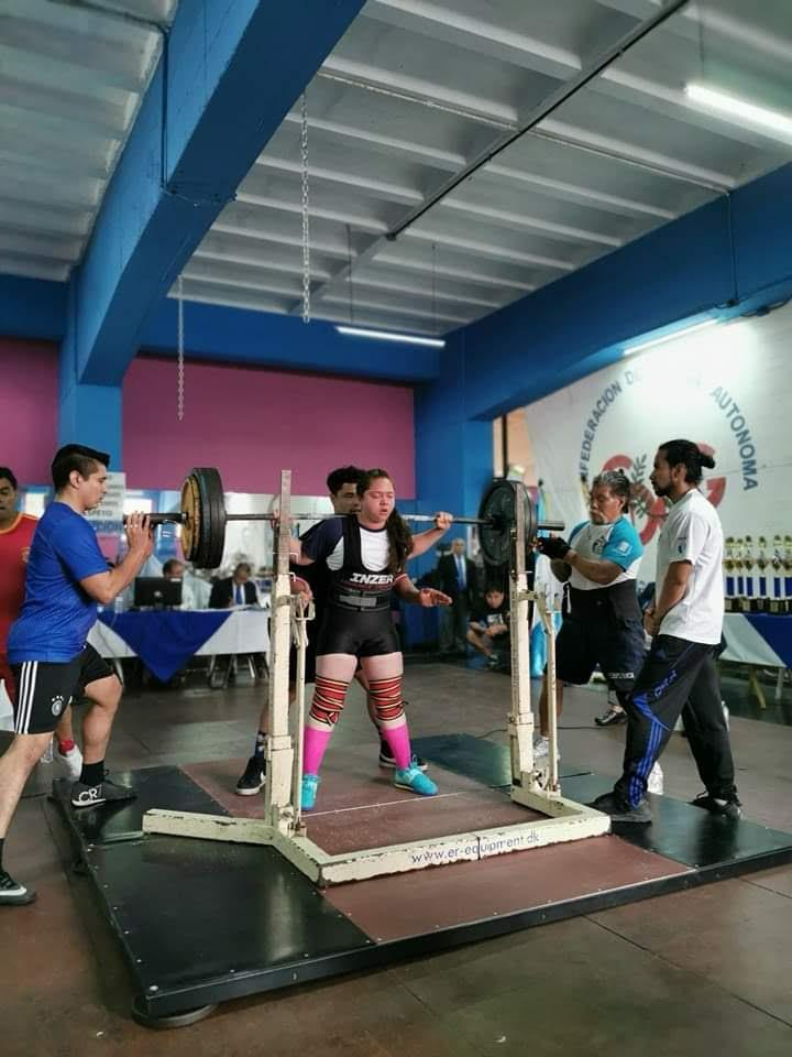 Ericka Dávila, atleta guatemalteca de levantamiento de potencia.