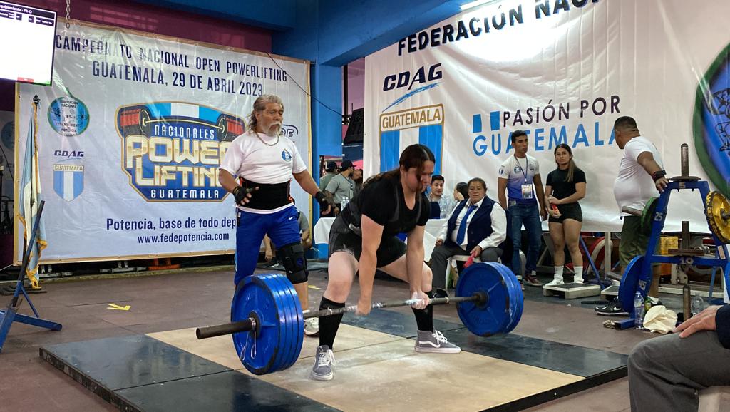 Ericka Dávila, atleta guatemalteca de levantamiento de potencia.