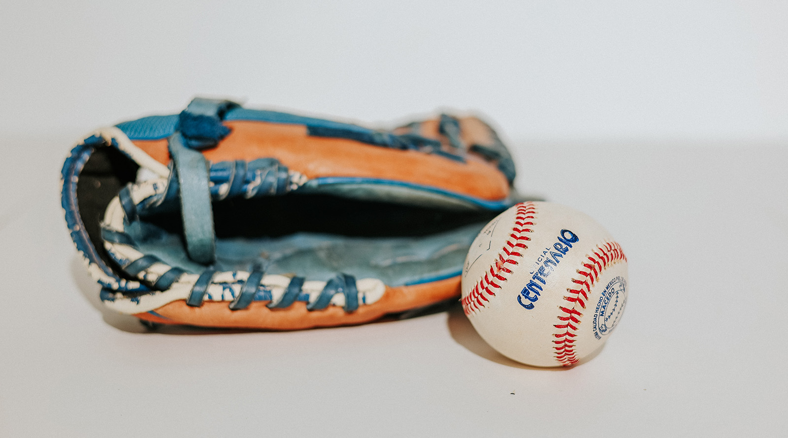 La pelota de Béisbol donada por Jorge Iriarte Pineda, Jugador de Béisbol que participó representando a Guatemala dentro de su historial en 7 campeonatos mundiales.