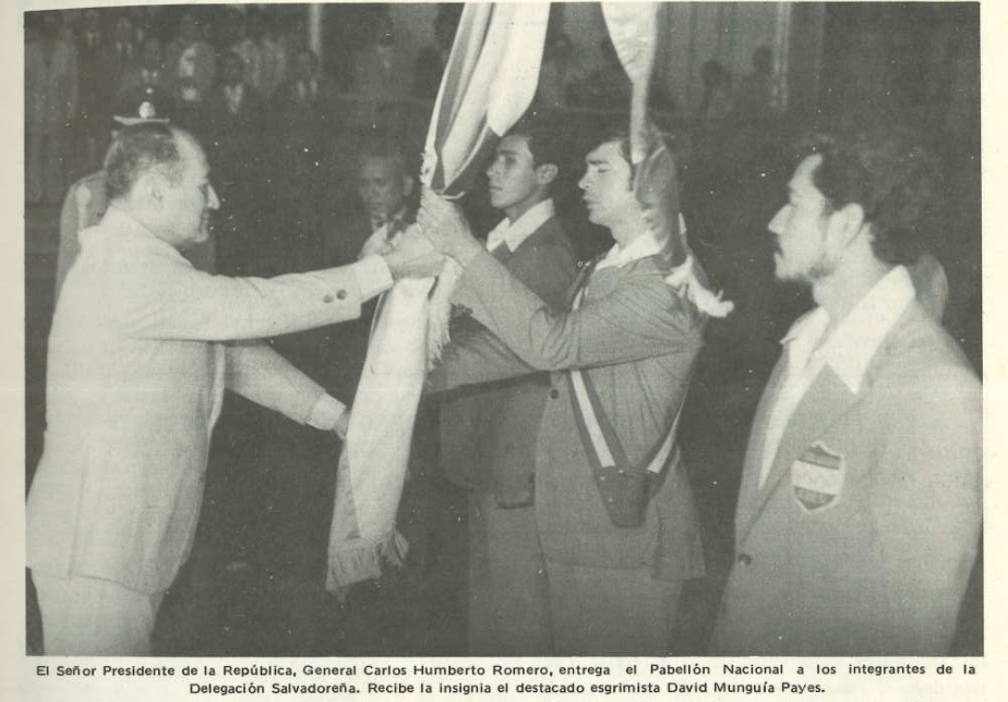 Entrega del pabellón nacional a delegación deportiva salvadoreña