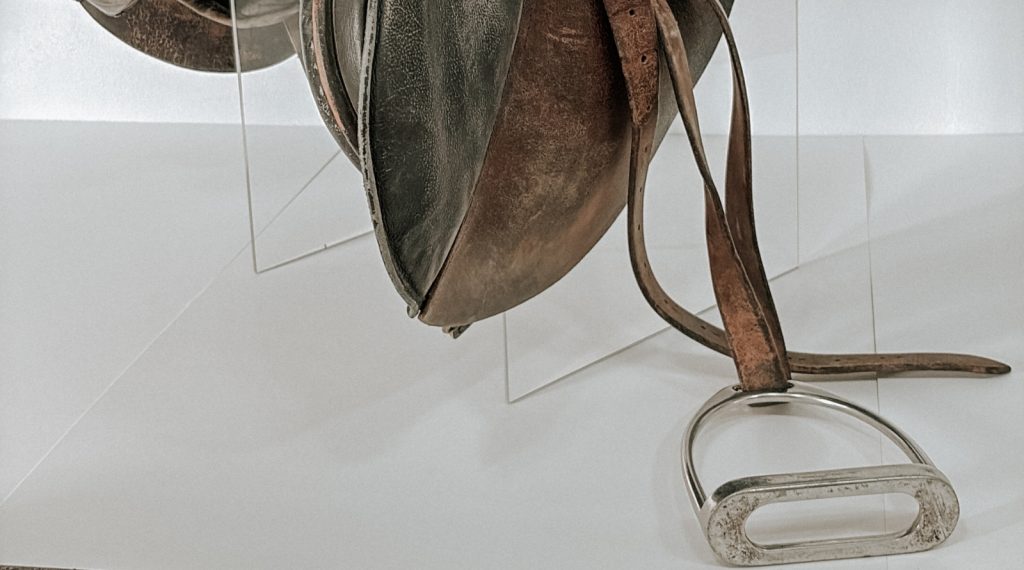 Silla de Montar de Cuero marca START; consta de cincho, estribo y mantilla; utilizada en el Campeonato Mundial de Pentatlon, Guatemala 2006