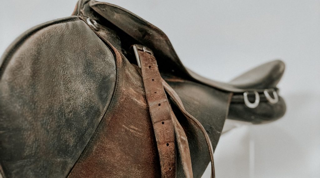 Silla de Montar de Cuero marca START; consta de cincho, estribo y mantilla; utilizada en el Campeonato Mundial de Pentatlon, Guatemala 2006