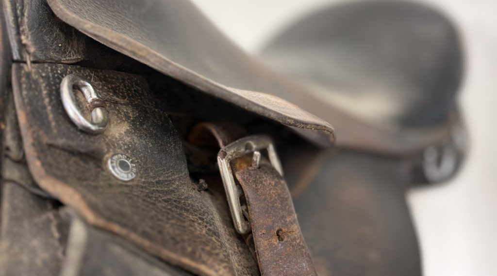 Silla de Montar de Cuero marca START; consta de cincho, estribo y mantilla; utilizada en el Campeonato Mundial de Pentatlon, Guatemala 2006