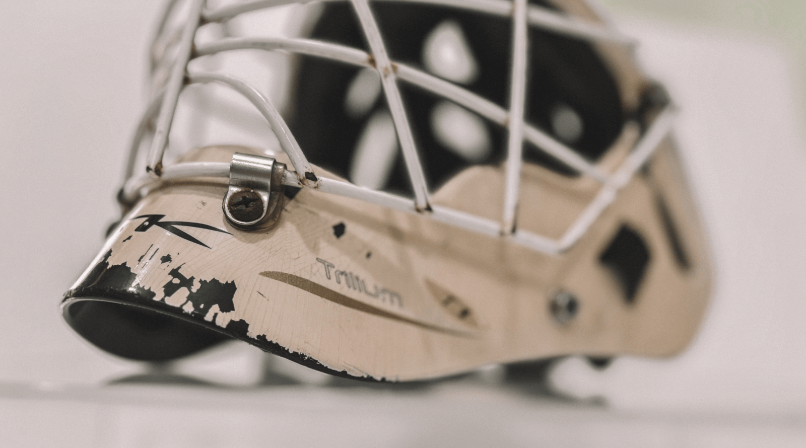 El casco lo utilizo Jairo Jonathan Flores Barahona quien lleva el número 13 y es el portero de la Selección Nacional de Hockey sobre césped