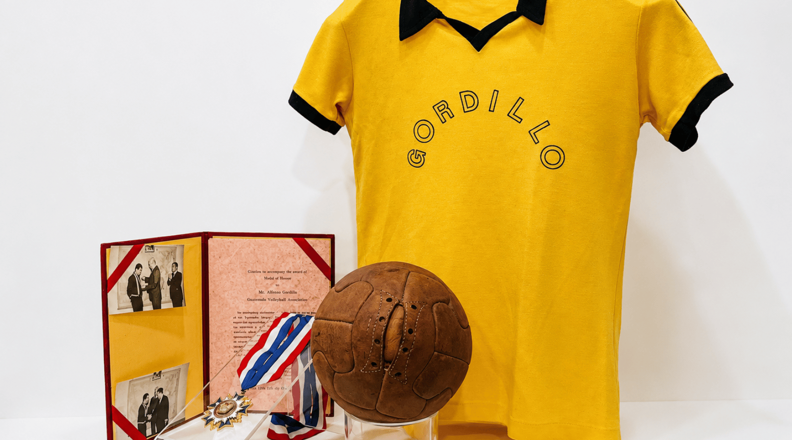 Piezas e implementos deportivos de voleibol de Carlos Alfonso Gordillo nunca dejó de aprender ni de enseñar. En 1973 rompió una barrera histórica al convertirse en el primer árbitro internacional de voleibol de Centroamérica.