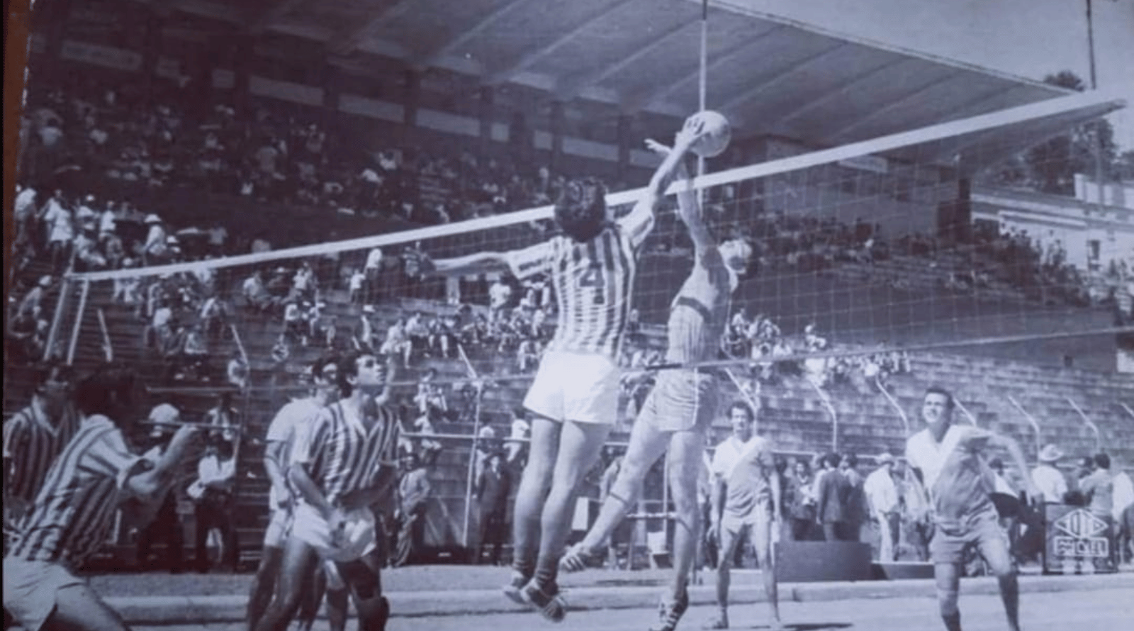 En los años 60 se realizó un encuentro de Voleibol en el Estadio Mateo Flores, Deportivo Suchitepéquez vrs. Mazateco