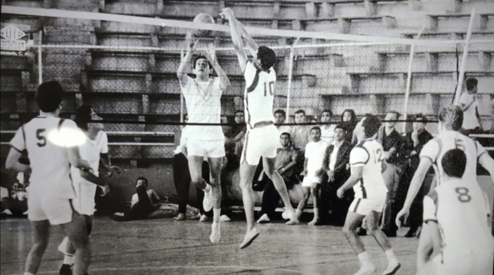 Alfonso Gordillo, primer árbitro internacional de voleibol de Centroamérica. Jugador no. 12